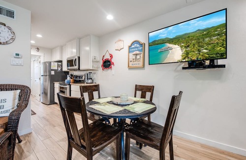 Port Aransas Condominio | Roomy 1 BDRM Large Pool w/a Private Courtyard and a 5 Min Walk to the Beach