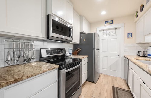 Port Aransas Condominio | Roomy 1 BDRM Large Pool w/a Private Courtyard and a 5 Min Walk to the Beach