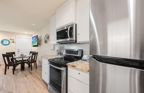 Port Aransas Condominio | Roomy 1 BDRM Large Pool w/a Private Courtyard and a 5 Min Walk to the Beach
