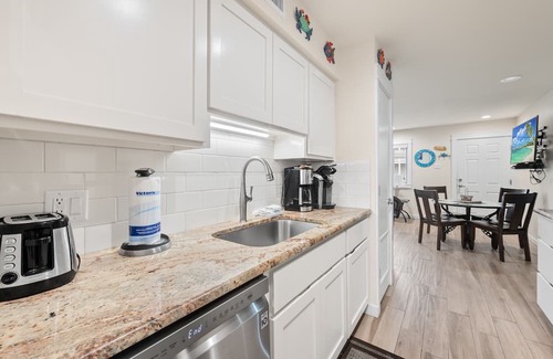 Port Aransas Condominio | Roomy 1 BDRM Large Pool w/a Private Courtyard and a 5 Min Walk to the Beach