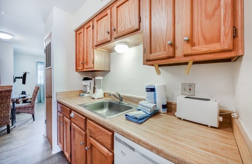Port Aransas Condominio | Roomy 1 BDRM Large Pool w/a Private Courtyard and a 5 Min Walk to the Beach