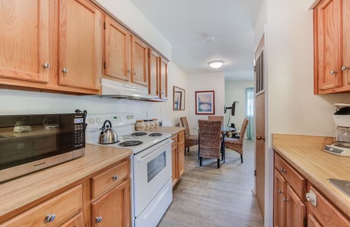Port Aransas Condominio | Roomy 1 BDRM Large Pool w/a Private Courtyard and a 5 Min Walk to the Beach