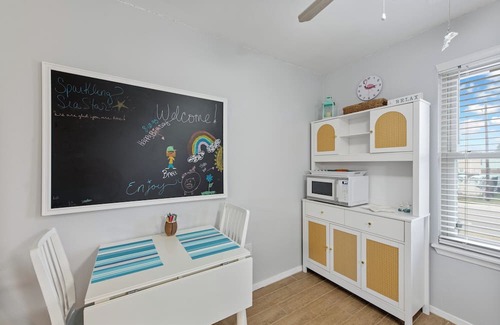 Port Aransas Condominio | Cozy Studio Large Pool w/ a Private Courtyard and a 5 Min Walk to the Beach