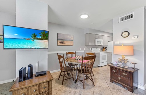 Port Aransas Condominio | Roomy 1 BDRM Large Pool w/ a Private Courtyard and a 5 Min Walk to the Beach