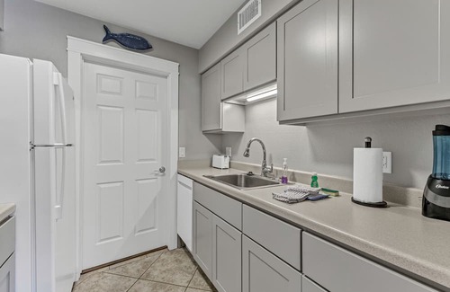 Port Aransas Condominio | Roomy 1 BDRM Large Pool w/ a Private Courtyard and a 5 Min Walk to the Beach