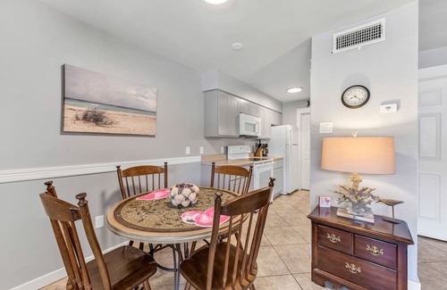 Port Aransas Condominio | Roomy 1 BDRM Large Pool w/ a Private Courtyard and a 5 Min Walk to the Beach