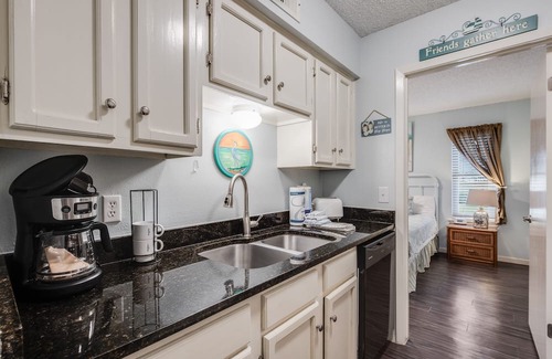 Port Aransas Condominio | Roomy 1 BDRM Large Pool w/ a Private Courtyard and a 5 Min Walk to the Beach