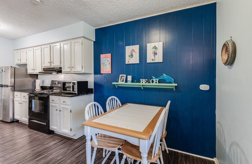 Port Aransas Condominio | Roomy 1 BDRM Large Pool w/ a Private Courtyard and a 5 Min Walk to the Beach