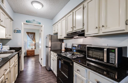 Port Aransas Condominio | Roomy 1 BDRM Large Pool w/ a Private Courtyard and a 5 Min Walk to the Beach
