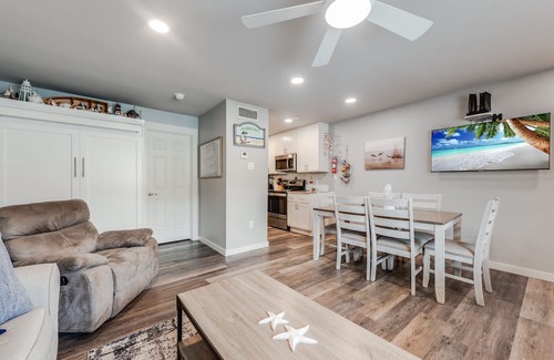Port Aransas Condominio | Roomy 1 BDRM Large Pool w/ a Private Courtyard and a 5 Min Walk to the Beach