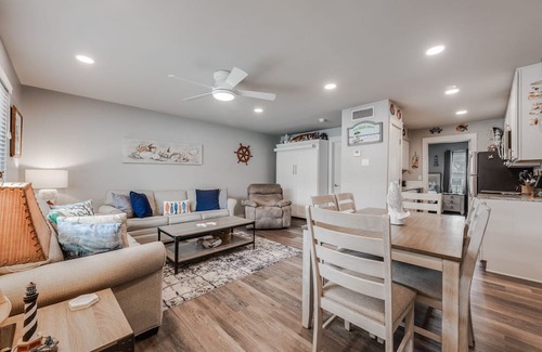 Port Aransas Condominio | Roomy 1 BDRM Large Pool w/ a Private Courtyard and a 5 Min Walk to the Beach
