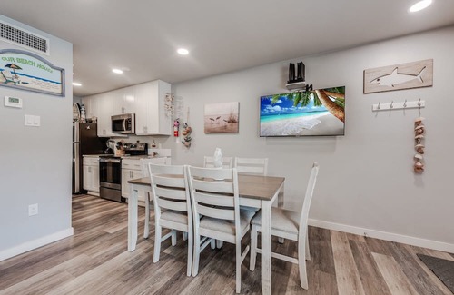 Port Aransas Condominio | Roomy 1 BDRM Large Pool w/ a Private Courtyard and a 5 Min Walk to the Beach