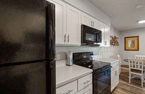 Port Aransas Condominio | Roomy 1 BDRM block from the BEACH Large Pool w/ a Private Courtyard