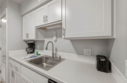 Port Aransas Condominio | Roomy 1 BDRM block from the BEACH Large Pool w/ a Private Courtyard