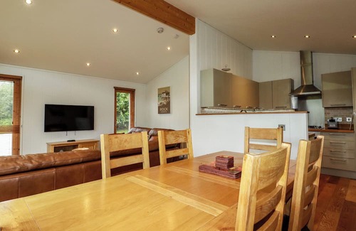 Looe Cabaña | 1 HEDGEROWS, country holiday cottage, with hot tub in Lanreath