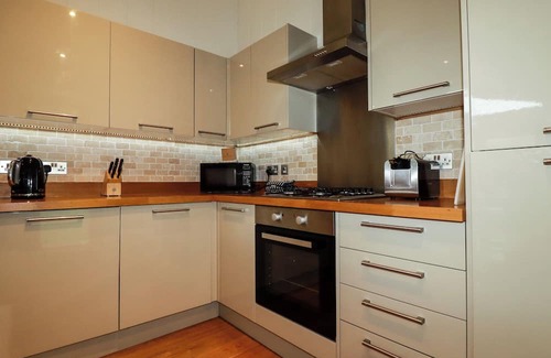 Looe Cabaña | 1 HEDGEROWS, country holiday cottage, with hot tub in Lanreath