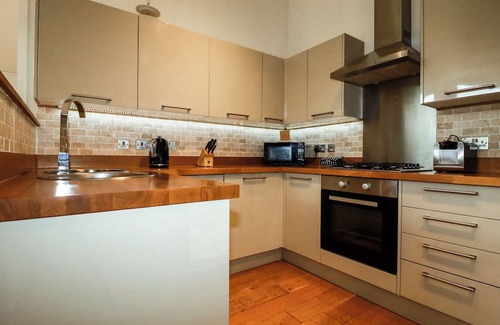 Looe Cabaña | 1 HEDGEROWS, country holiday cottage, with hot tub in Lanreath