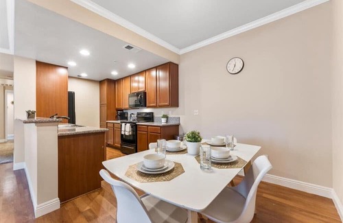 Reno/Tahoe Airport Apartamento | 2BR Getaway Pool, Gym, Basketball Court & Theater Access