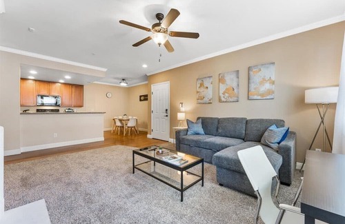 Reno/Tahoe Airport Apartamento | 2BR Getaway Pool, Gym, Basketball Court & Theater Access
