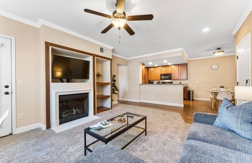 Reno/Tahoe Airport Apartamento | 2BR Getaway Pool, Gym, Basketball Court & Theater Access