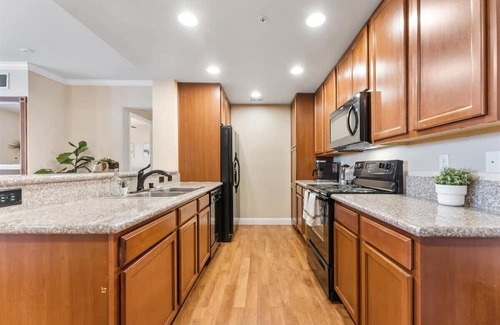 Reno/Tahoe Airport Apartamento | 2BR Getaway Pool, Gym, Basketball Court & Theater Access