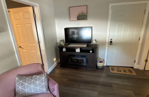 Moweaqua Apartamento | Cozy 1-bedroom apartment with Fast WiFi, AC in Peaceful Moweaqua - Hidden Gem