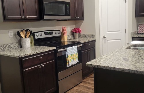 Valley Center Casa | King beds, Wi-Fi, In-unit laundry, private garage for short & long-term stays