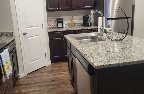 Valley Center Casa | King beds, Wi-Fi, In-unit laundry, private garage for short & long-term stays