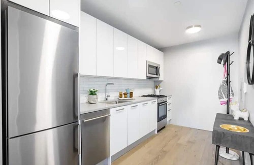 Ukrainian Village Apartamento | Spacious Modern East Village Apartment - Luxury Elevator Building