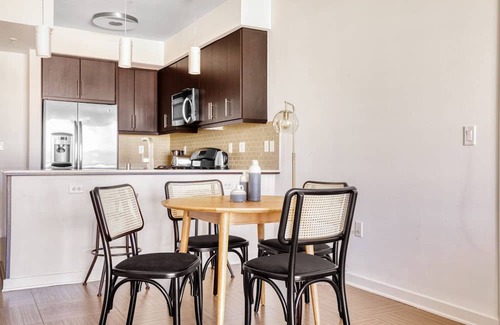 Del Rey Apartamento | Deluxe Marina del Rey 2BR w/ Pool & Gym, steps to beach, by Blueground