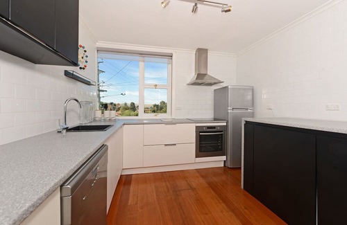 Sandy Bay Apartamento | Panoramic water views, sunny and private - walk to beach, cafes and shops