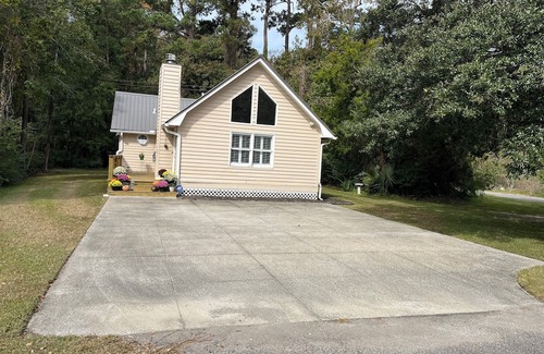 Pawleys Island Casa | Cute cottage in Pawleys with 2 queen beds and 2 full baths that allow pets!