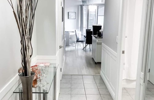 Bathurst Quay Condominio | Luxury Waterfront Downtown Condo w/ Pool & Parking