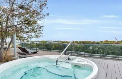 Bathurst Quay Condominio | Luxury Waterfront Downtown Condo w/ Pool & Parking