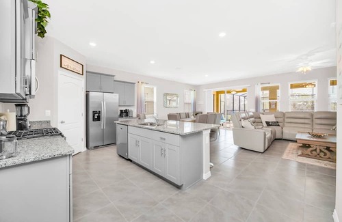 Loughman Casa | Spectacular Family Home with Pool and Spa-7704OML
