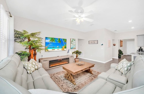 Loughman Casa | Spectacular Family Home with Pool and Spa-7704OML