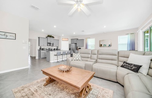 Loughman Casa | Spectacular Family Home with Pool and Spa-7704OML