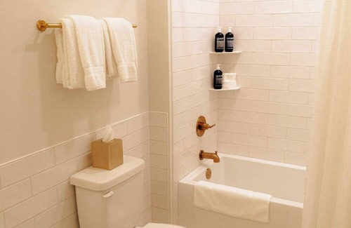 Elk Rapids Apartamento | Guestroom - 2 Queens