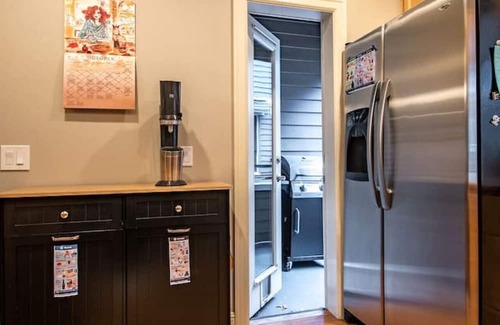 Minor Casa | 3 Bedroom Townhouse Downtown w/Private Backyard