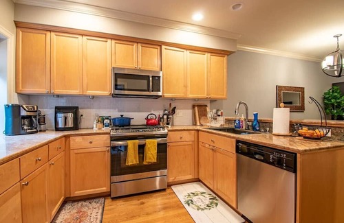 Minor Casa | 3 Bedroom Townhouse Downtown w/Private Backyard