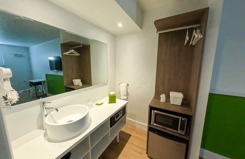 Kissimmee Apartamento | Impeccably cozy hotel room Developer Inn Express