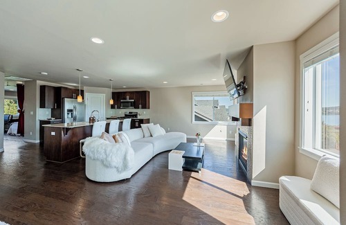 Bryn Mawr-Skyway Casa | White Serenity w/Water View: Spacious 5BR/3BA by Seattle/Renton/Seatac