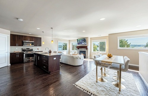 Bryn Mawr-Skyway Casa | White Serenity w/Water View: Spacious 5BR/3BA by Seattle/Renton/Seatac