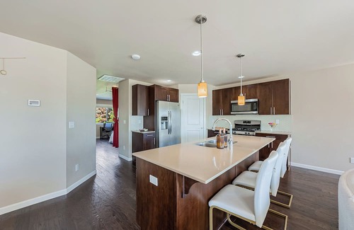 Bryn Mawr-Skyway Casa | White Serenity w/Water View: Spacious 5BR/3BA by Seattle/Renton/Seatac