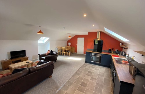 Longtown Apartamento | Cosy modern apartment with private hot tub, family friendly, hiking trails.