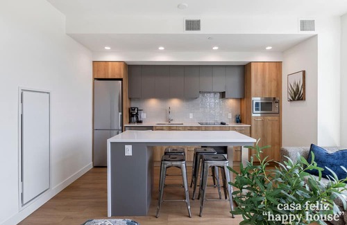 South Pandosy Apartamento | Lakeside Retreat w/Rooftop Pool, Hot Tub, Firepits & BBQs – 10 min to Downtown