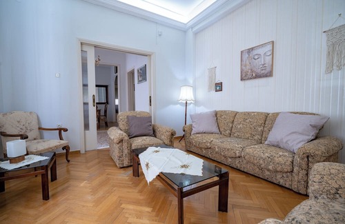 Irakleio Apartamento | Retro 2-Bdrm House Near Metro in Heraklion by ΜΡS