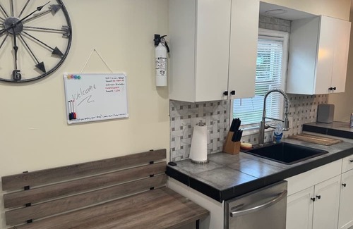 St. Petersburg - Clearwater Casa | Charming 2-bedroom Bungalow with WiFi, AC in close to downtown St. Petersburg