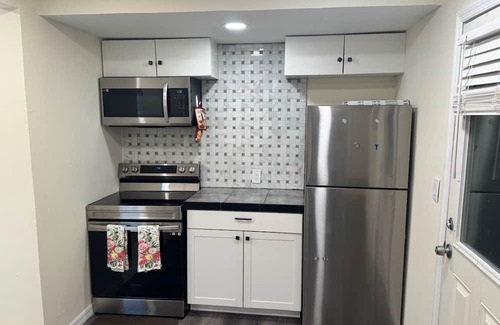 St. Petersburg - Clearwater Casa | Charming 2-bedroom Bungalow with WiFi, AC in close to downtown St. Petersburg