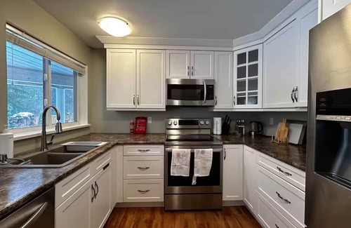Port Coquitlam Casa | Spacious Garden-Level Suite Near Trails – Safe & Walkable Area